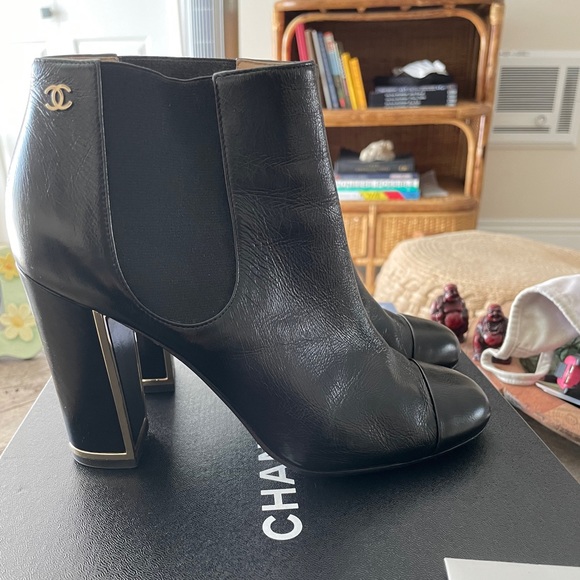 CHANEL black patent leather boots. PRICE FIRM - Picture 3 of 10